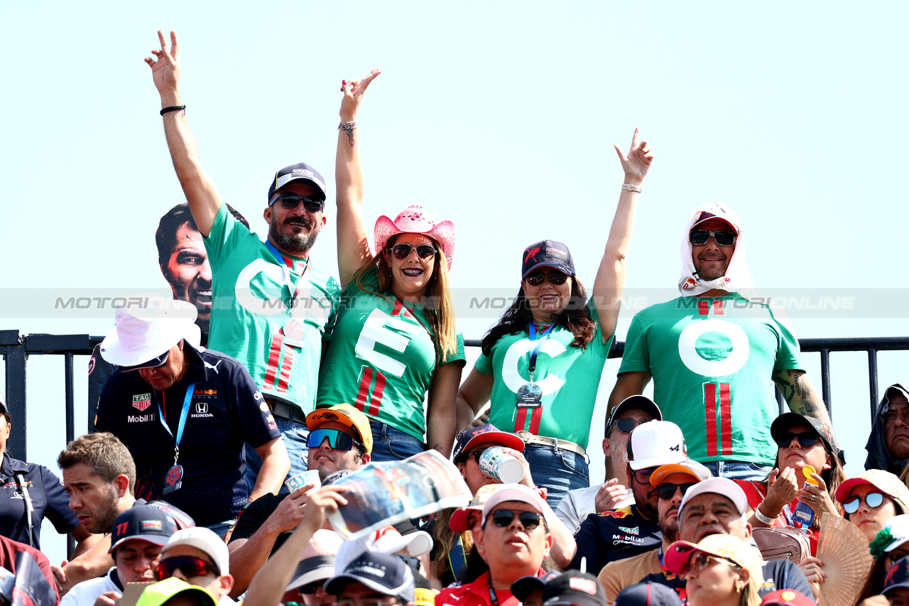 GP MESSICO, Circuit Atmosfera - Sergio Perez (MEX) Red Bull Racing fans in the grandstand.

29.10.2023. Formula 1 World Championship, Rd 20, Mexican Grand Prix, Mexico City, Mexico, Gara Day.

 - www.xpbimages.com, EMail: requests@xpbimages.com © Copyright: Coates / XPB Images