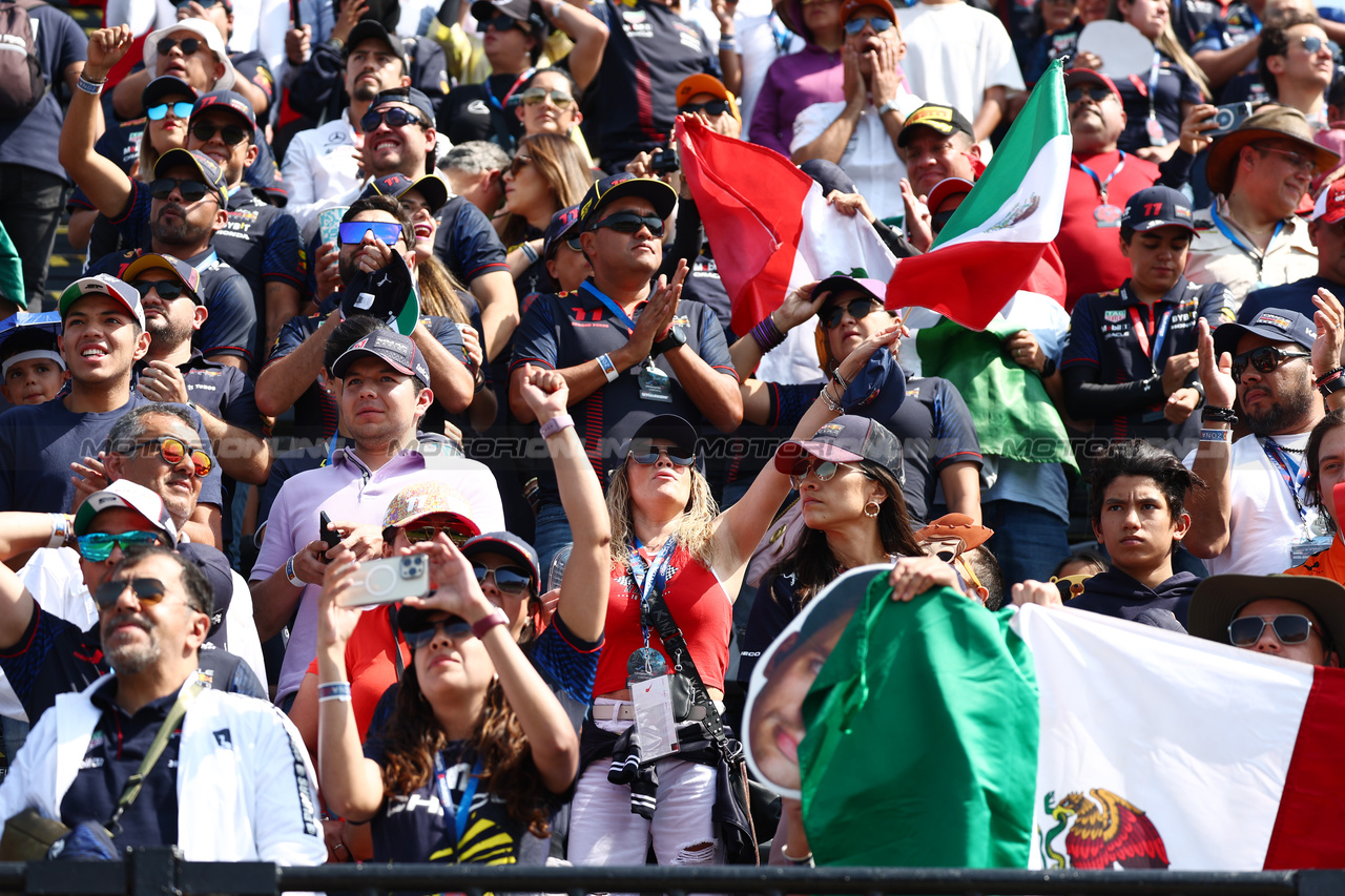 GP MESSICO, Circuit Atmosfera - Sergio Perez (MEX) Red Bull Racing fans in the grandstand.

29.10.2023. Formula 1 World Championship, Rd 20, Mexican Grand Prix, Mexico City, Mexico, Gara Day.

 - www.xpbimages.com, EMail: requests@xpbimages.com © Copyright: Coates / XPB Images
