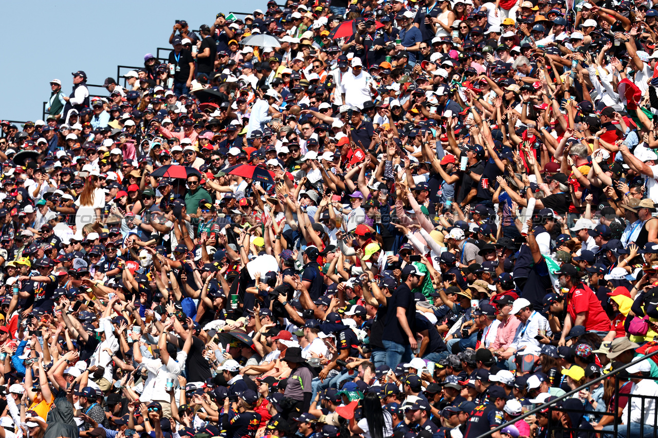 GP MESSICO, Circuit Atmosfera - fans in the grandstand.

29.10.2023. Formula 1 World Championship, Rd 20, Mexican Grand Prix, Mexico City, Mexico, Gara Day.

 - www.xpbimages.com, EMail: requests@xpbimages.com © Copyright: Coates / XPB Images