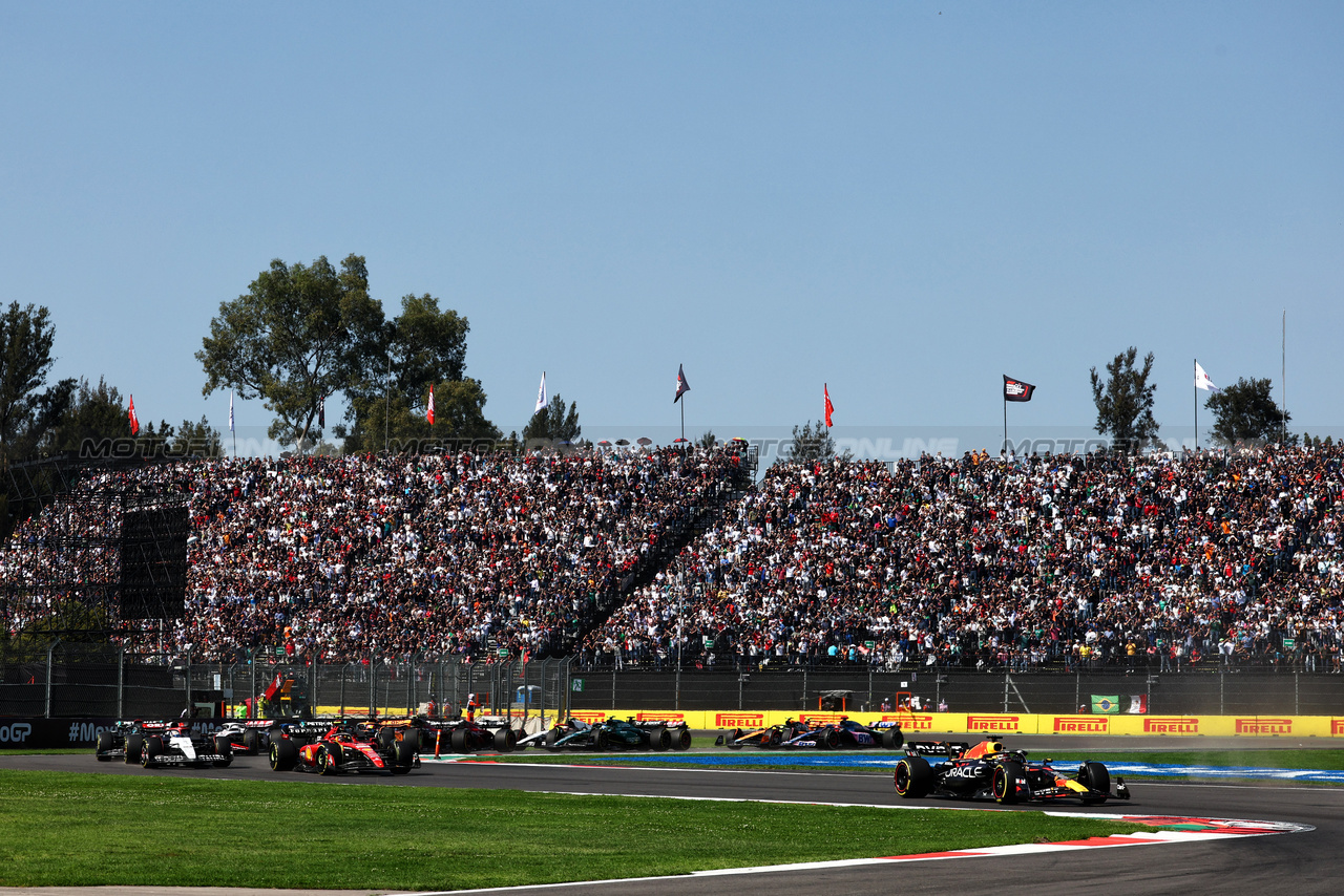 GP MESSICO, Max Verstappen (NLD) Red Bull Racing RB19 davanti a at the partenza of the race.

29.10.2023. Formula 1 World Championship, Rd 20, Mexican Grand Prix, Mexico City, Mexico, Gara Day.

 - www.xpbimages.com, EMail: requests@xpbimages.com © Copyright: Coates / XPB Images
