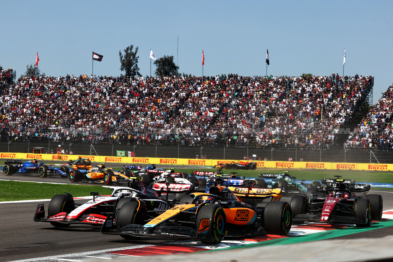 GP MESSICO, Oscar Piastri (AUS) McLaren MCL60 e Nico Hulkenberg (GER) Haas VF-23 at the partenza of the race.

29.10.2023. Formula 1 World Championship, Rd 20, Mexican Grand Prix, Mexico City, Mexico, Gara Day.

 - www.xpbimages.com, EMail: requests@xpbimages.com © Copyright: Coates / XPB Images