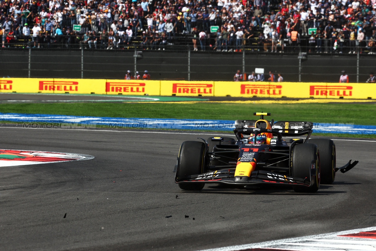 GP MESSICO, Sergio Perez (MEX) Red Bull Racing RB19 at the partenza of the race.

29.10.2023. Formula 1 World Championship, Rd 20, Mexican Grand Prix, Mexico City, Mexico, Gara Day.

 - www.xpbimages.com, EMail: requests@xpbimages.com © Copyright: Coates / XPB Images