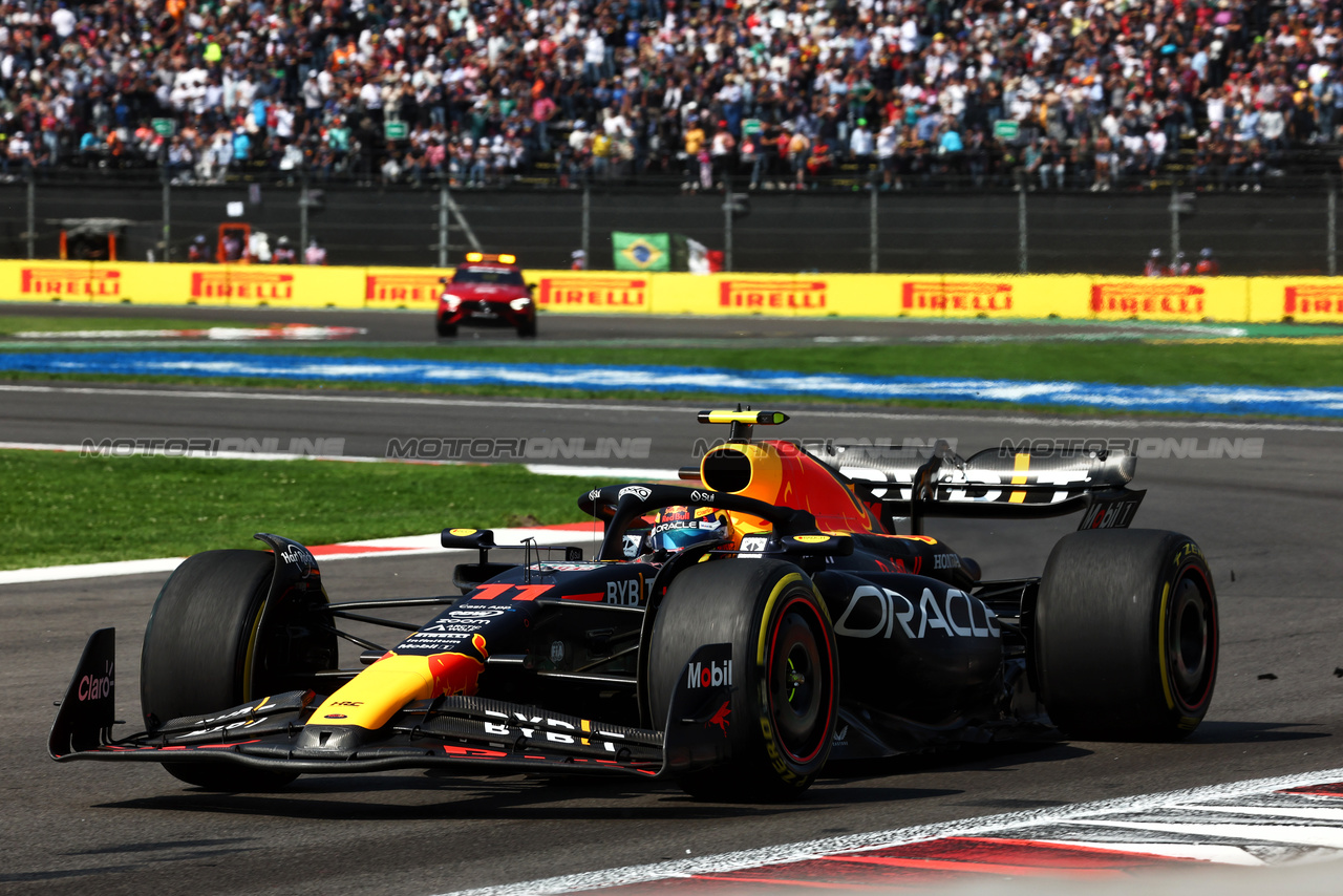 GP MESSICO, Sergio Perez (MEX) Red Bull Racing RB19 at the partenza of the race.

29.10.2023. Formula 1 World Championship, Rd 20, Mexican Grand Prix, Mexico City, Mexico, Gara Day.

 - www.xpbimages.com, EMail: requests@xpbimages.com © Copyright: Coates / XPB Images