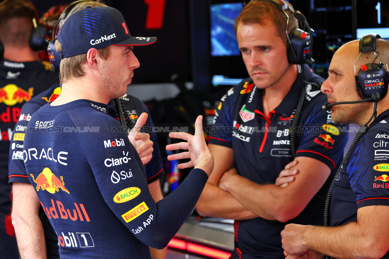 GP MESSICO, Max Verstappen (NLD) Red Bull Racing with Gianpiero Lambiase (ITA) Red Bull Racing Engineer.

29.10.2023. Formula 1 World Championship, Rd 20, Mexican Grand Prix, Mexico City, Mexico, Gara Day.

 - www.xpbimages.com, EMail: requests@xpbimages.com © Copyright: Coates / XPB Images