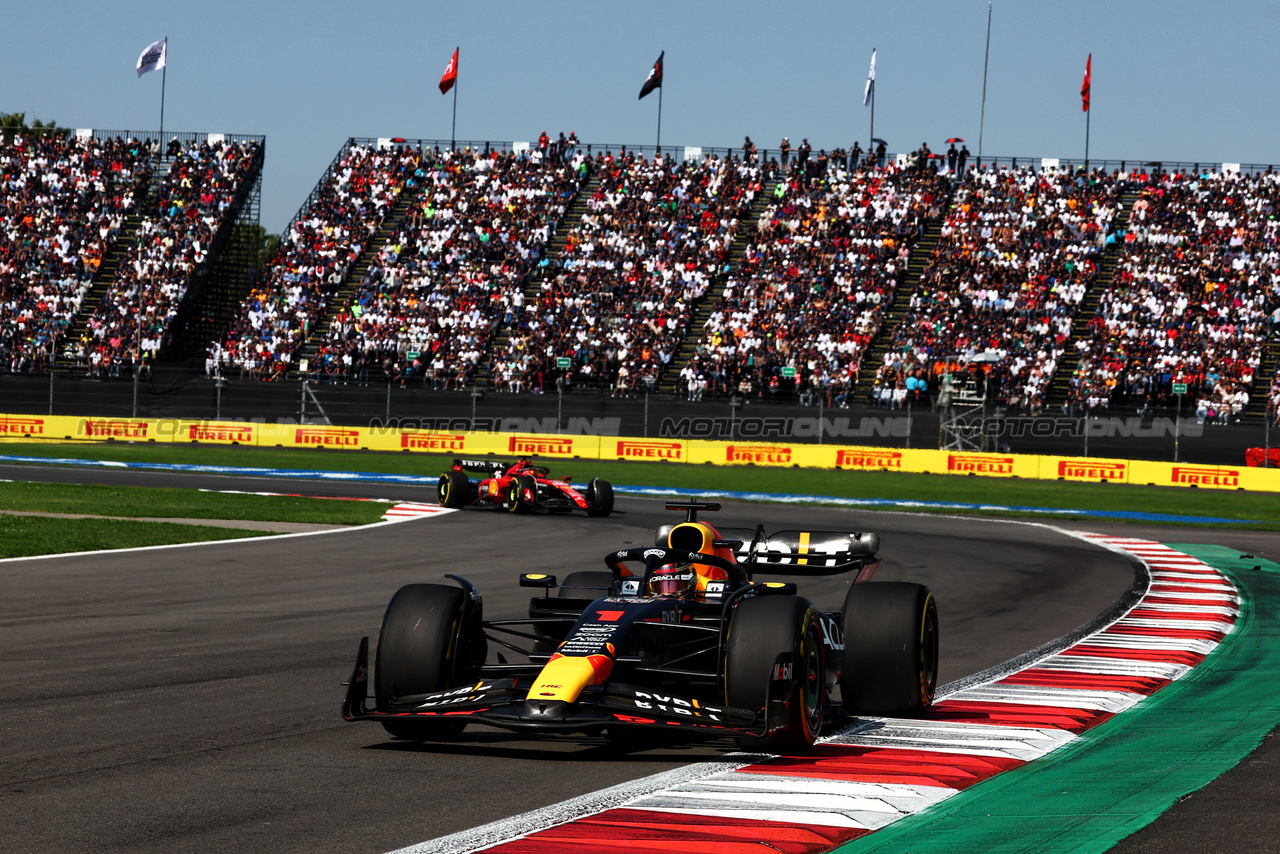 GP MESSICO, Max Verstappen (NLD) Red Bull Racing RB19.

29.10.2023. Formula 1 World Championship, Rd 20, Mexican Grand Prix, Mexico City, Mexico, Gara Day.

 - www.xpbimages.com, EMail: requests@xpbimages.com © Copyright: Coates / XPB Images