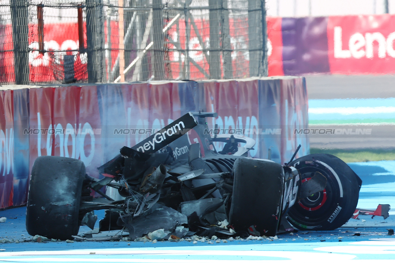 GP MESSICO, The damaged Haas VF-23 of Kevin Magnussen (DEN) Haas F1 Team, who crashed out of the race.

29.10.2023. Formula 1 World Championship, Rd 20, Mexican Grand Prix, Mexico City, Mexico, Gara Day.

 - www.xpbimages.com, EMail: requests@xpbimages.com © Copyright: Coates / XPB Images