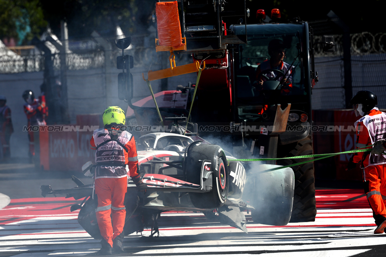 GP MESSICO, The damaged Haas VF-23 of Kevin Magnussen (DEN) Haas F1 Team, who crashed out of the race.

29.10.2023. Formula 1 World Championship, Rd 20, Mexican Grand Prix, Mexico City, Mexico, Gara Day.

 - www.xpbimages.com, EMail: requests@xpbimages.com © Copyright: Coates / XPB Images