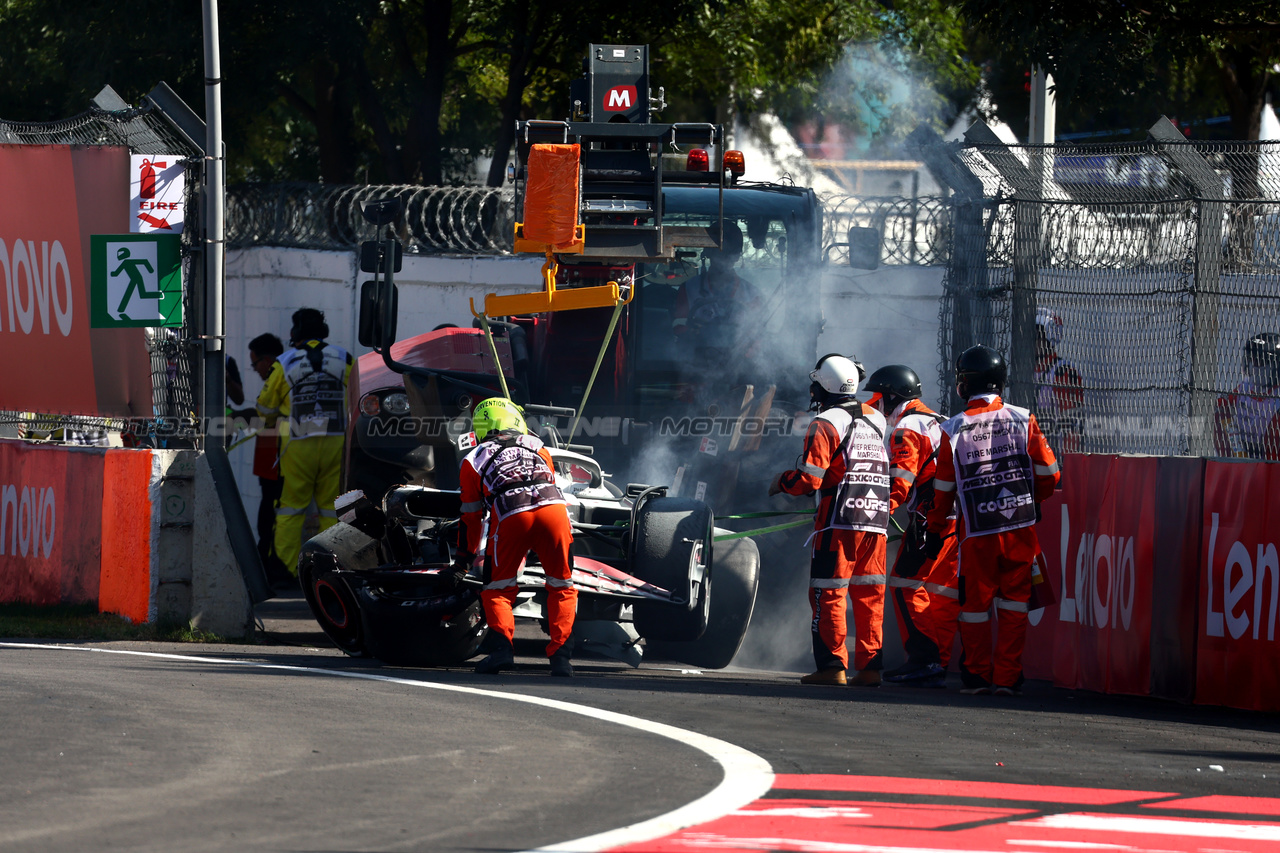 GP MESSICO, The damaged Haas VF-23 of Kevin Magnussen (DEN) Haas F1 Team, who crashed out of the race.

29.10.2023. Formula 1 World Championship, Rd 20, Mexican Grand Prix, Mexico City, Mexico, Gara Day.

 - www.xpbimages.com, EMail: requests@xpbimages.com © Copyright: Coates / XPB Images