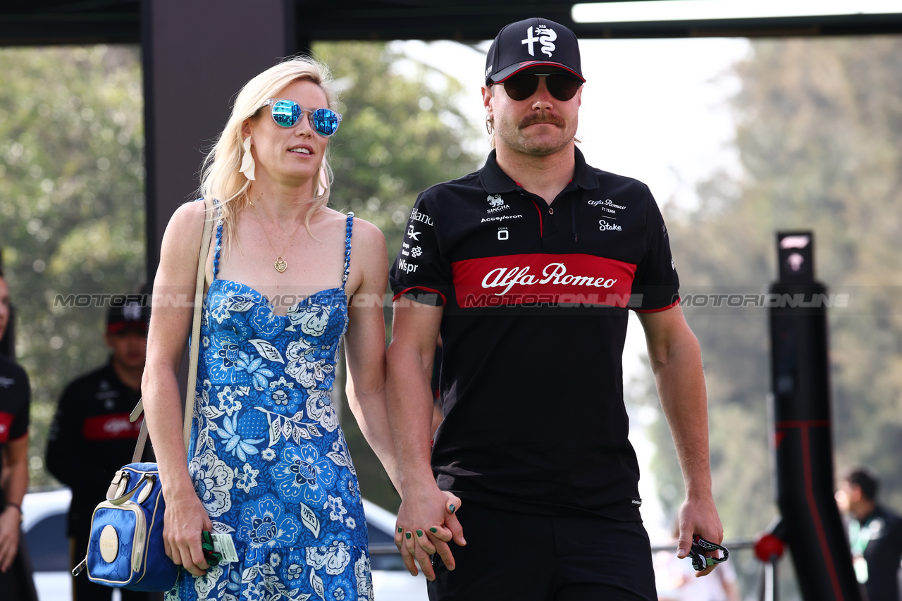 GP MESSICO, (L to R): Tiffany Cromwell (AUS) Professional Cyclist with her boyfriend Valtteri Bottas (FIN) Alfa Romeo F1 Team.

29.10.2023. Formula 1 World Championship, Rd 20, Mexican Grand Prix, Mexico City, Mexico, Gara Day.

 - www.xpbimages.com, EMail: requests@xpbimages.com © Copyright: Coates / XPB Images