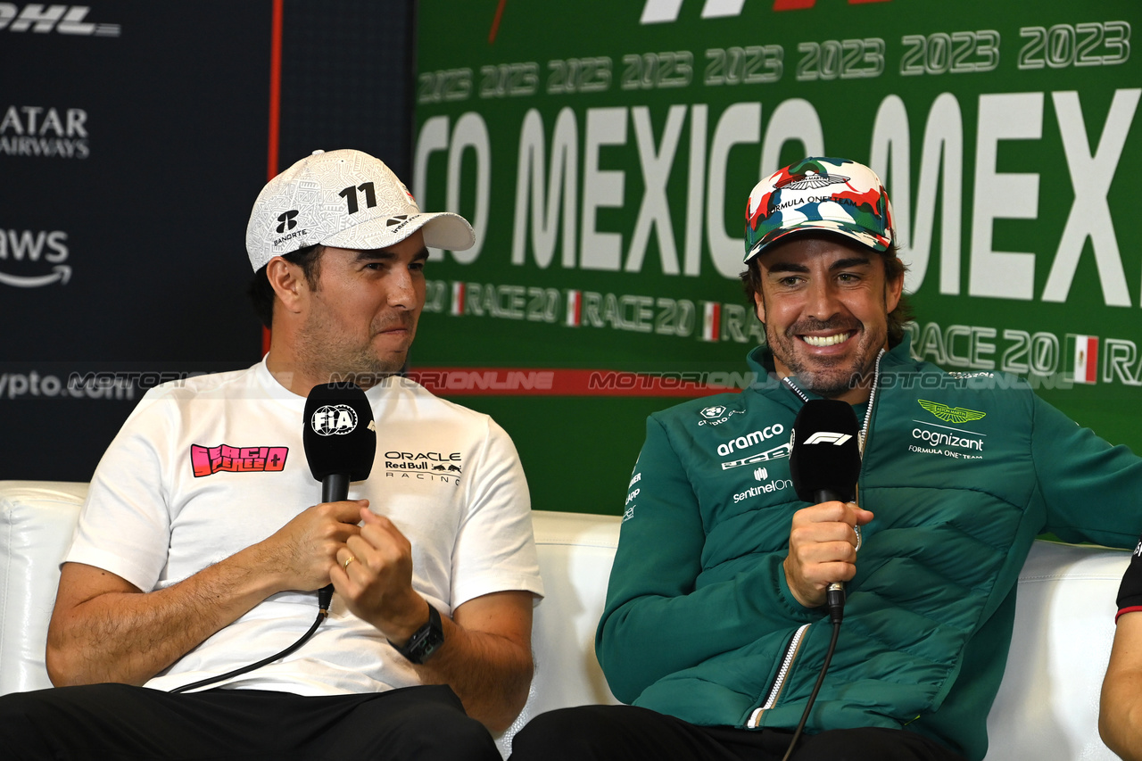 GP MESSICO, (L to R): Sergio Perez (MEX) Red Bull Racing e Fernando Alonso (ESP) Aston Martin F1 Team in the FIA Press Conference.

26.10.2023. Formula 1 World Championship, Rd 20, Mexican Grand Prix, Mexico City, Mexico, Preparation Day.

- www.xpbimages.com, EMail: requests@xpbimages.com © Copyright: XPB Images