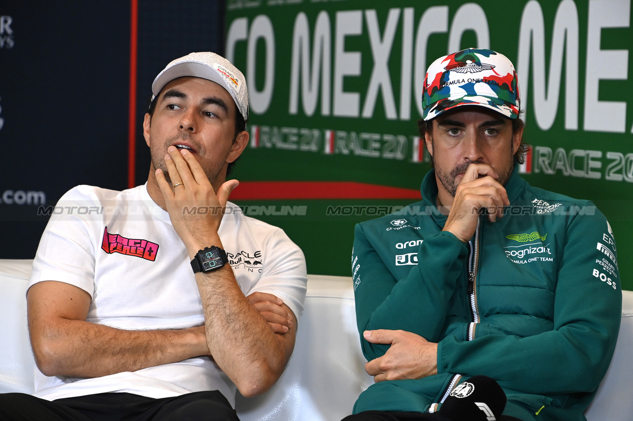GP MESSICO, (L to R): Sergio Perez (MEX) Red Bull Racing e Fernando Alonso (ESP) Aston Martin F1 Team in the FIA Press Conference.

26.10.2023. Formula 1 World Championship, Rd 20, Mexican Grand Prix, Mexico City, Mexico, Preparation Day.

- www.xpbimages.com, EMail: requests@xpbimages.com © Copyright: XPB Images