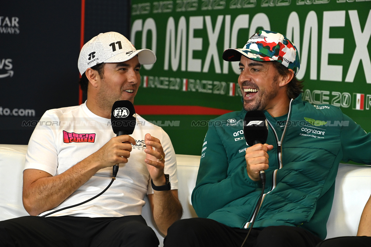 GP MESSICO, (L to R): Sergio Perez (MEX) Red Bull Racing e Fernando Alonso (ESP) Aston Martin F1 Team in the FIA Press Conference.

26.10.2023. Formula 1 World Championship, Rd 20, Mexican Grand Prix, Mexico City, Mexico, Preparation Day.

- www.xpbimages.com, EMail: requests@xpbimages.com © Copyright: XPB Images