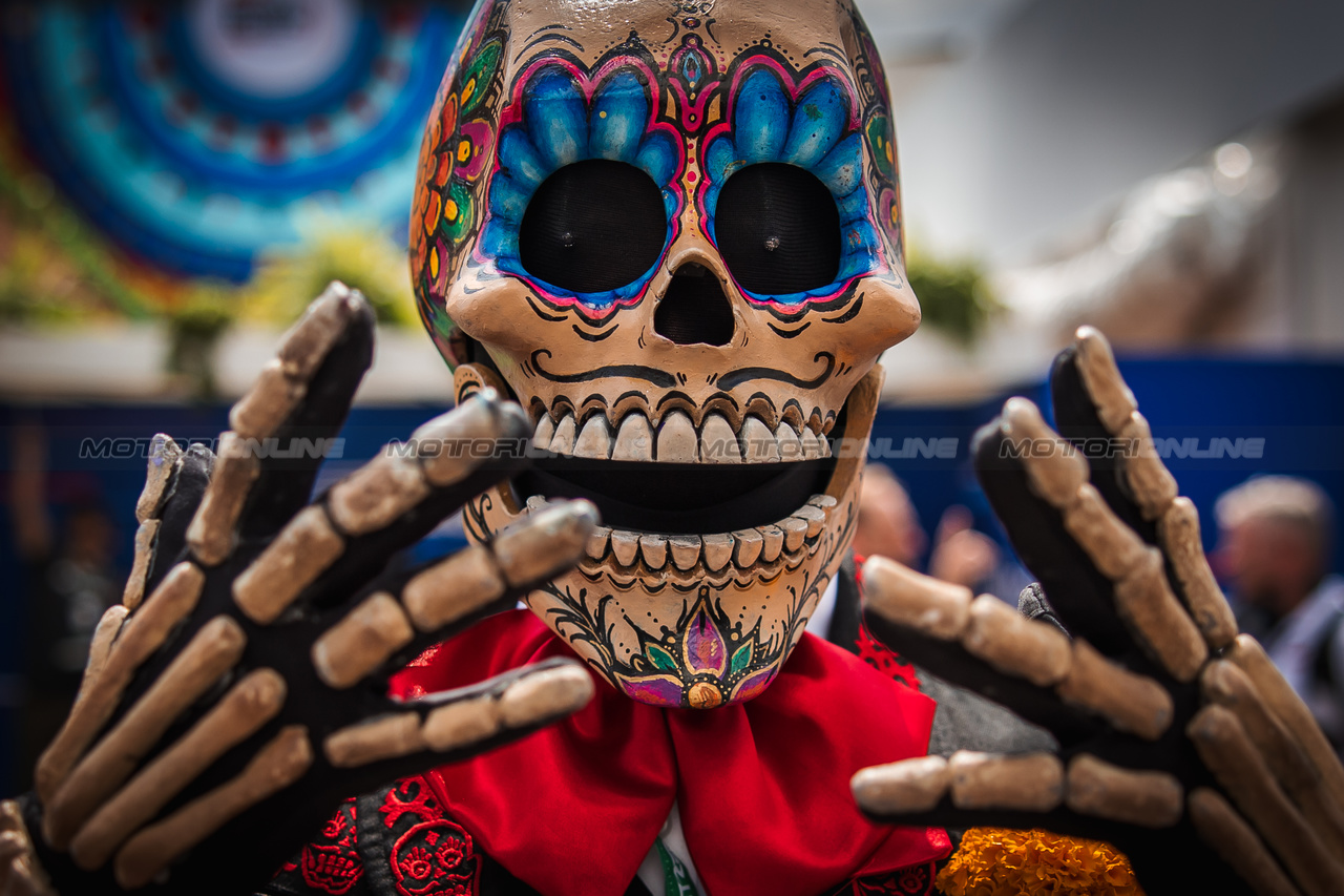 GP MESSICO, Circuit Atmosfera - Day of the Dead Skeleton.

26.10.2023. Formula 1 World Championship, Rd 20, Mexican Grand Prix, Mexico City, Mexico, Preparation Day.

- www.xpbimages.com, EMail: requests@xpbimages.com © Copyright: Bearne / XPB Images