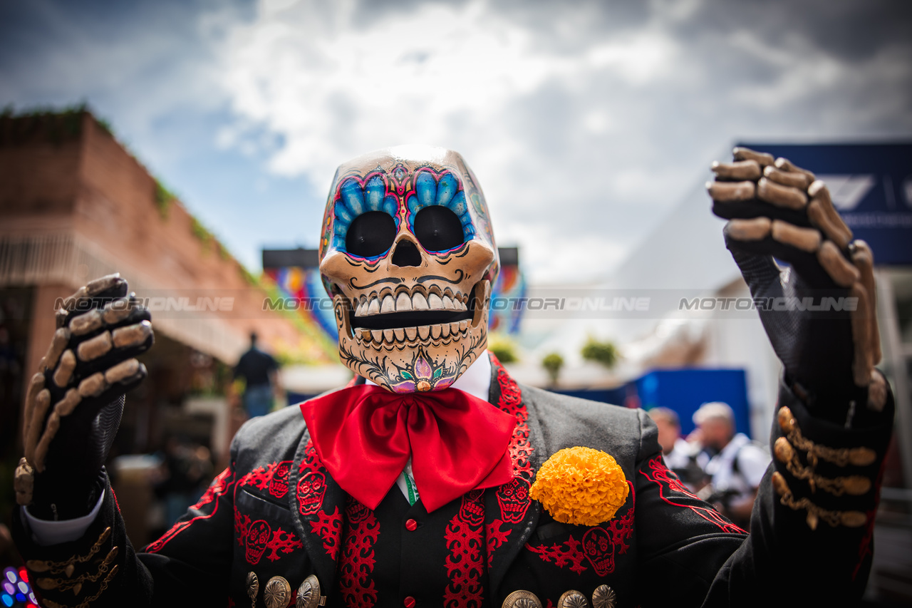 GP MESSICO, Circuit Atmosfera - Day of the Dead Skeleton.

26.10.2023. Formula 1 World Championship, Rd 20, Mexican Grand Prix, Mexico City, Mexico, Preparation Day.

- www.xpbimages.com, EMail: requests@xpbimages.com © Copyright: Bearne / XPB Images