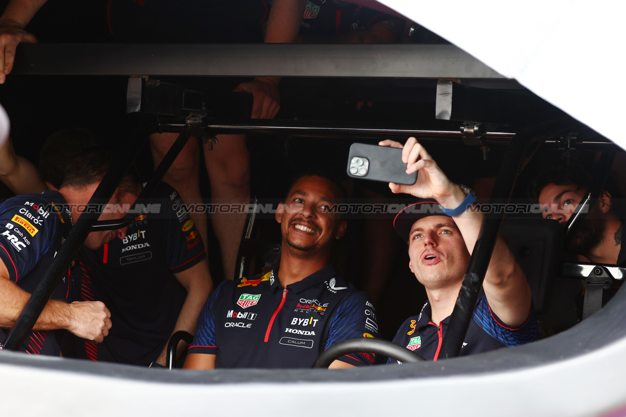 GP MESSICO, Max Verstappen (NLD) Red Bull Racing inside the giant helmet of Sergio Perez (MEX) Red Bull Racing.

26.10.2023. Formula 1 World Championship, Rd 20, Mexican Grand Prix, Mexico City, Mexico, Preparation Day.

 - www.xpbimages.com, EMail: requests@xpbimages.com © Copyright: Coates / XPB Images