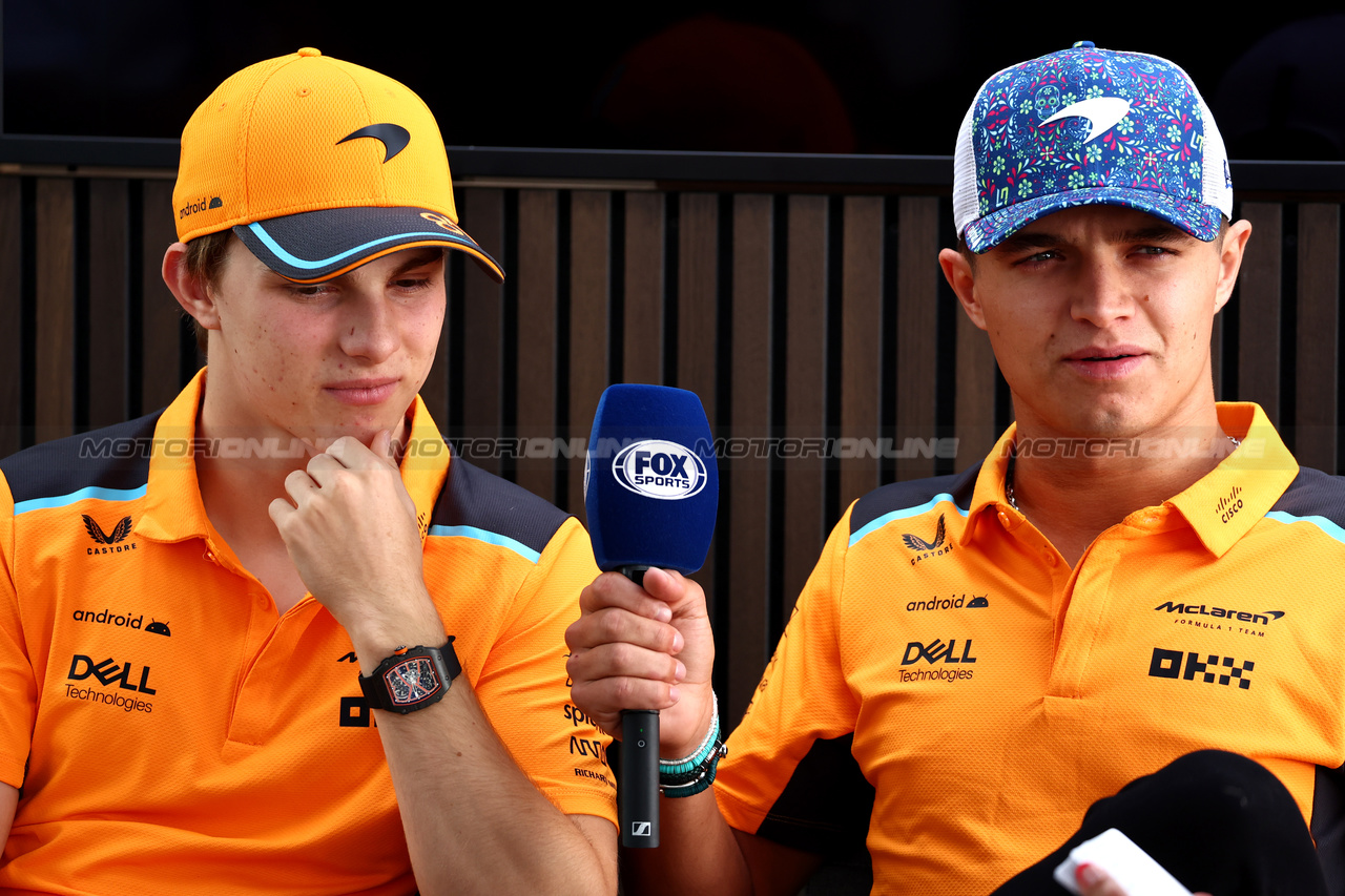 GP MESSICO, (L to R): Oscar Piastri (AUS) McLaren with team mate Lando Norris (GBR) McLaren.

26.10.2023. Formula 1 World Championship, Rd 20, Mexican Grand Prix, Mexico City, Mexico, Preparation Day.

 - www.xpbimages.com, EMail: requests@xpbimages.com © Copyright: Coates / XPB Images