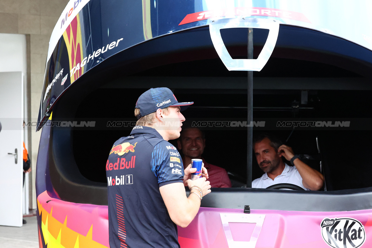 GP MESSICO, Max Verstappen (NLD) Red Bull Racing with Timo Glock (GER), inside the giant helmet of Sergio Perez (MEX) Red Bull Racing.

26.10.2023. Formula 1 World Championship, Rd 20, Mexican Grand Prix, Mexico City, Mexico, Preparation Day.

 - www.xpbimages.com, EMail: requests@xpbimages.com © Copyright: Coates / XPB Images