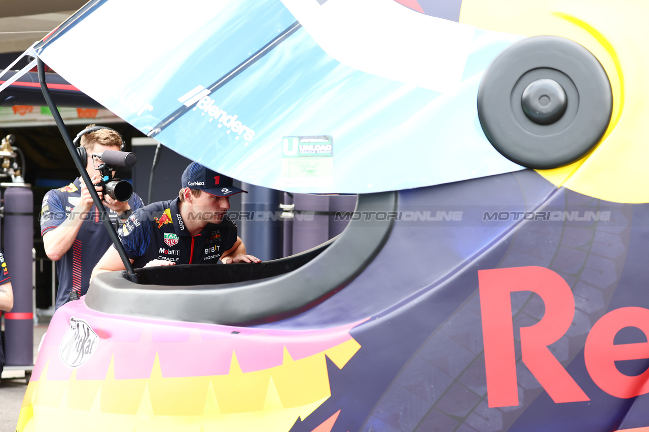 GP MESSICO, Max Verstappen (NLD) Red Bull Racing with the giant helmet of Sergio Perez (MEX) Red Bull Racing.

26.10.2023. Formula 1 World Championship, Rd 20, Mexican Grand Prix, Mexico City, Mexico, Preparation Day.

 - www.xpbimages.com, EMail: requests@xpbimages.com © Copyright: Coates / XPB Images