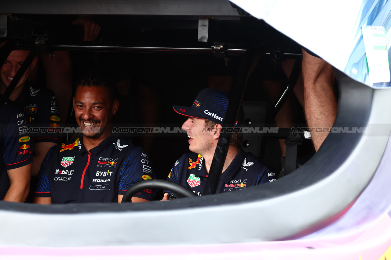 GP MESSICO, Max Verstappen (NLD) Red Bull Racing inside the giant helmet of Sergio Perez (MEX) Red Bull Racing.

26.10.2023. Formula 1 World Championship, Rd 20, Mexican Grand Prix, Mexico City, Mexico, Preparation Day.

 - www.xpbimages.com, EMail: requests@xpbimages.com © Copyright: Coates / XPB Images