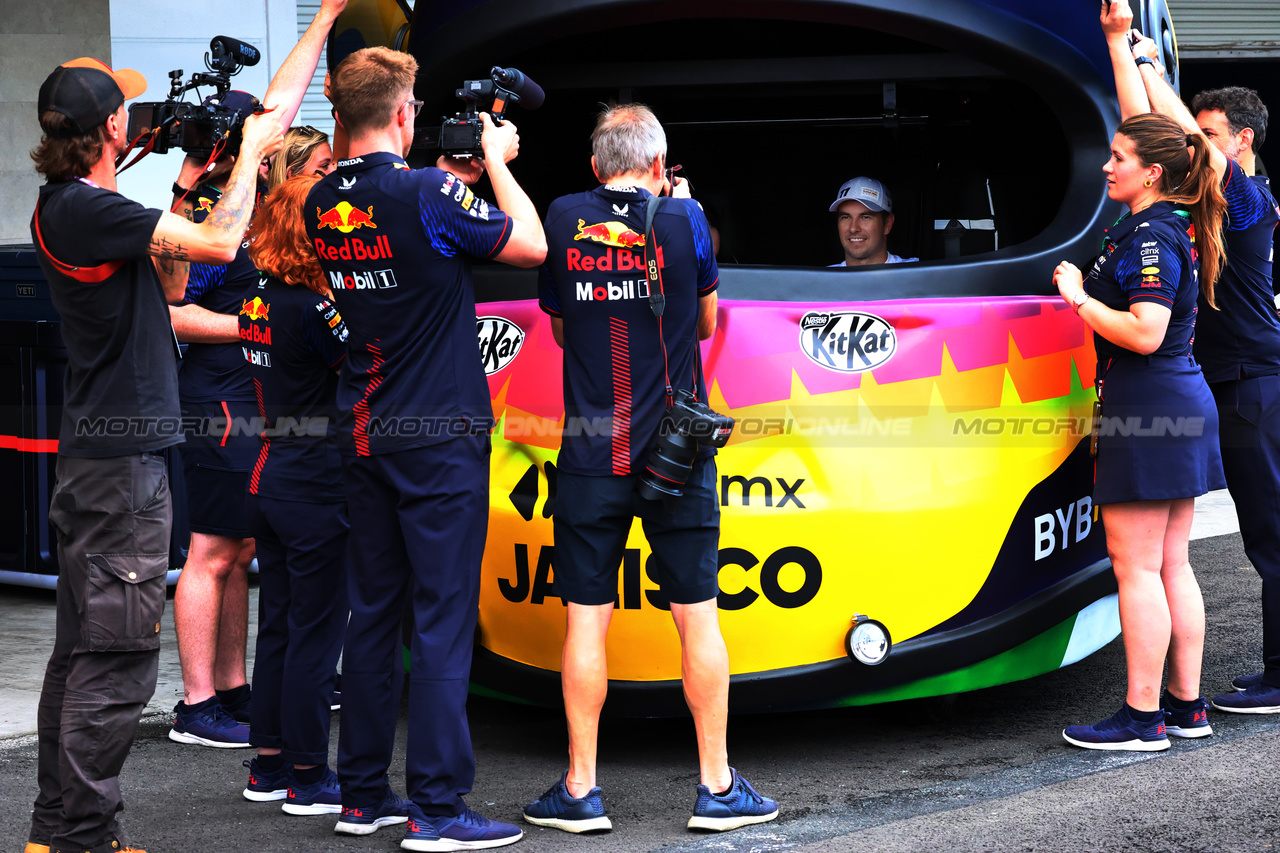 GP MESSICO, Sergio Perez (MEX) Red Bull Racing inside his giant helmet in the pits.

26.10.2023. Formula 1 World Championship, Rd 20, Mexican Grand Prix, Mexico City, Mexico, Preparation Day.

 - www.xpbimages.com, EMail: requests@xpbimages.com © Copyright: Coates / XPB Images