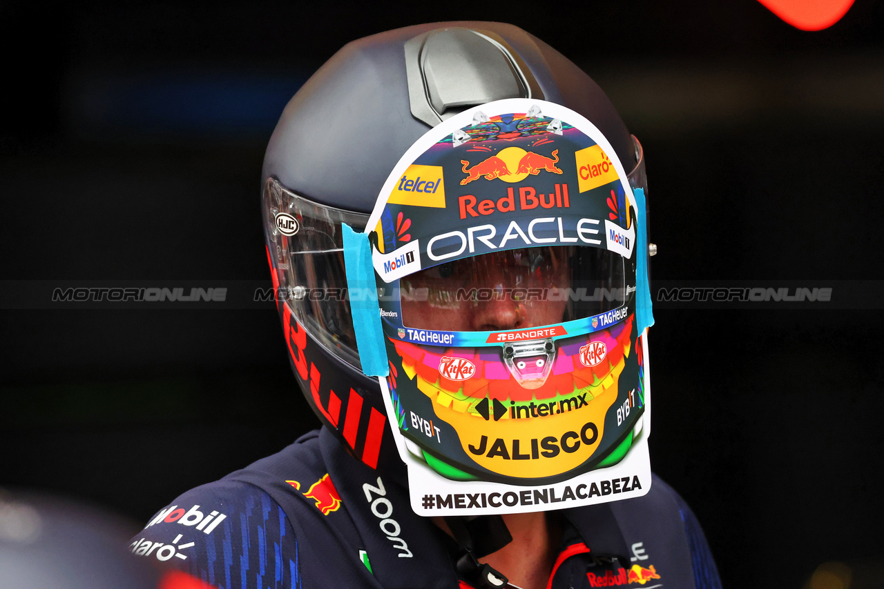 GP MESSICO, Red Bull Racing practices a pit stop.

26.10.2023. Formula 1 World Championship, Rd 20, Mexican Grand Prix, Mexico City, Mexico, Preparation Day.

 - www.xpbimages.com, EMail: requests@xpbimages.com © Copyright: Coates / XPB Images