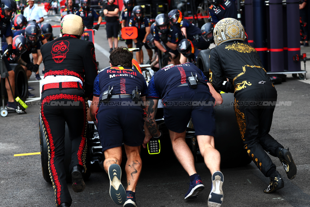 GP MESSICO, Red Bull Racing practices a pit stop with Day of the Dead Skeleton e Mario Achi (MEX).

26.10.2023. Formula 1 World Championship, Rd 20, Mexican Grand Prix, Mexico City, Mexico, Preparation Day.

 - www.xpbimages.com, EMail: requests@xpbimages.com © Copyright: Coates / XPB Images