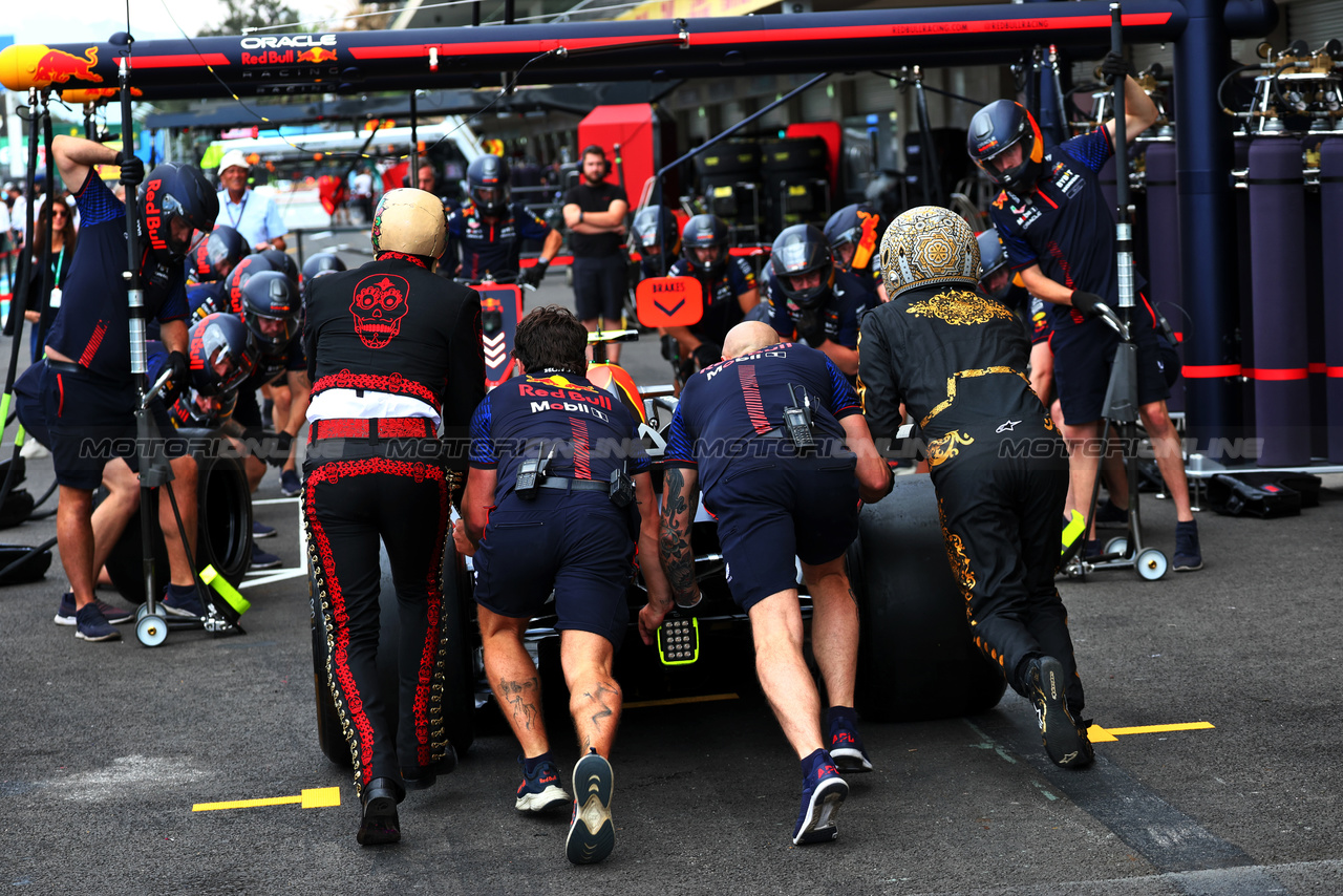 GP MESSICO, Red Bull Racing practices a pit stop with Day of the Dead Skeleton e Mario Achi (MEX).

26.10.2023. Formula 1 World Championship, Rd 20, Mexican Grand Prix, Mexico City, Mexico, Preparation Day.

 - www.xpbimages.com, EMail: requests@xpbimages.com © Copyright: Coates / XPB Images