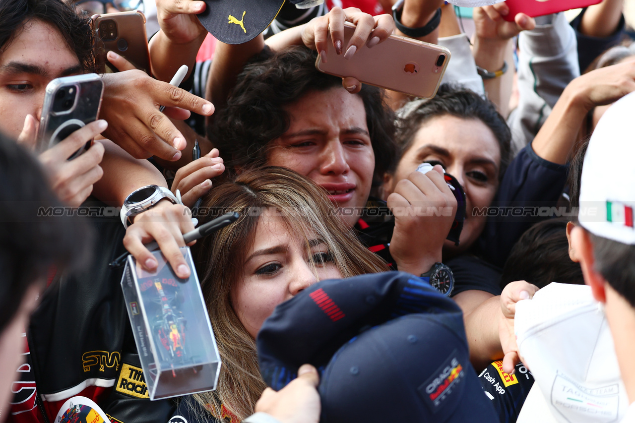 GP MESSICO, Sergio Perez (MEX) Red Bull Racing with fans.

26.10.2023. Formula 1 World Championship, Rd 20, Mexican Grand Prix, Mexico City, Mexico, Preparation Day.

 - www.xpbimages.com, EMail: requests@xpbimages.com © Copyright: Coates / XPB Images