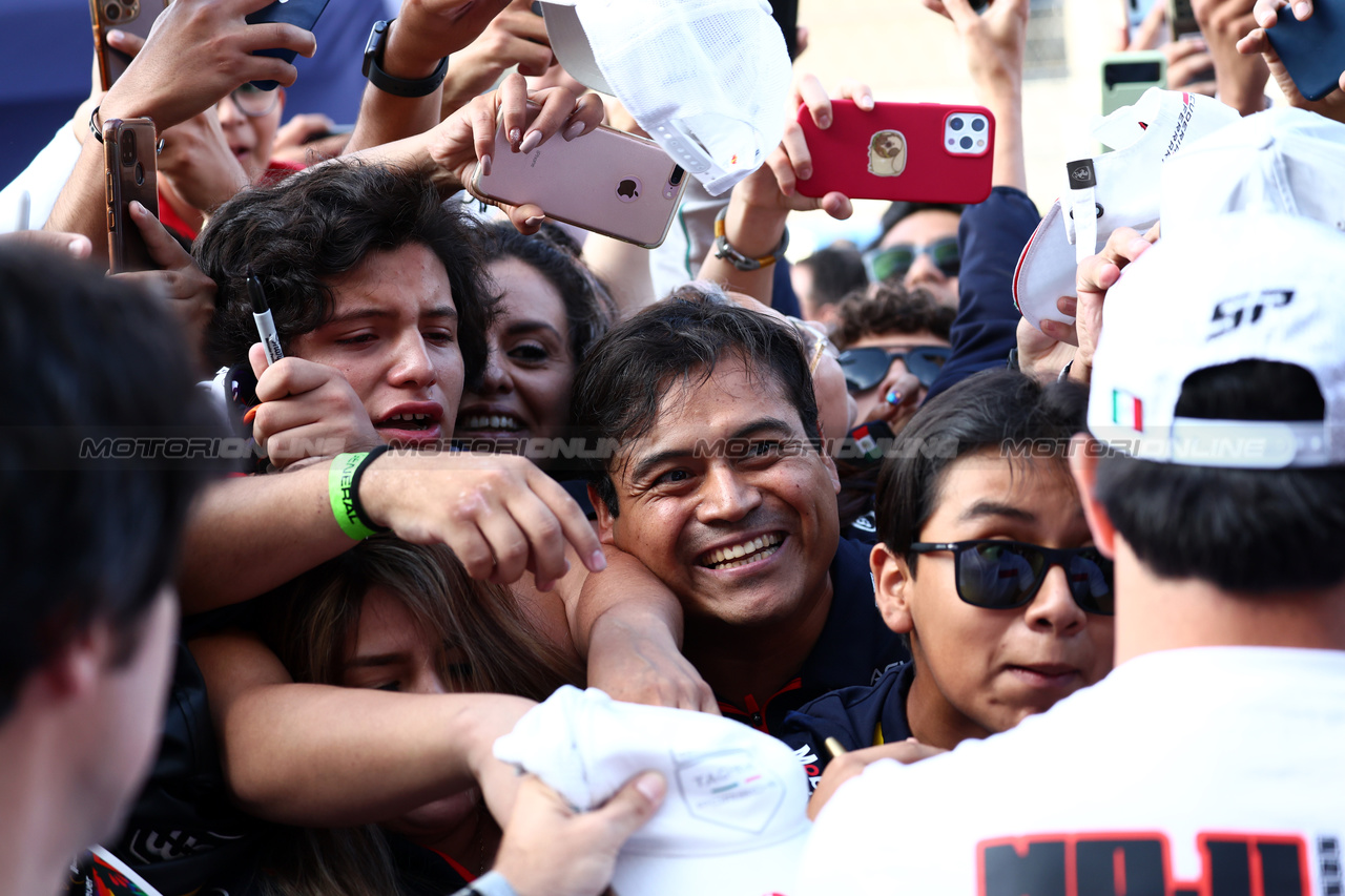 GP MESSICO, Sergio Perez (MEX) Red Bull Racing with fans.

26.10.2023. Formula 1 World Championship, Rd 20, Mexican Grand Prix, Mexico City, Mexico, Preparation Day.

 - www.xpbimages.com, EMail: requests@xpbimages.com © Copyright: Coates / XPB Images