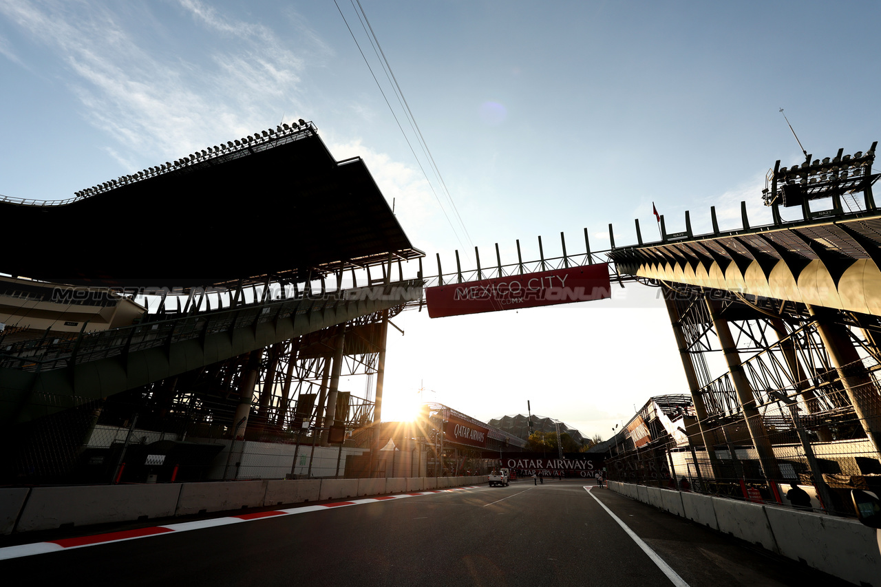 GP MESSICO, Circuit Atmosfera - sunset.

26.10.2023. Formula 1 World Championship, Rd 20, Mexican Grand Prix, Mexico City, Mexico, Preparation Day.

- www.xpbimages.com, EMail: requests@xpbimages.com © Copyright: Moy / XPB Images