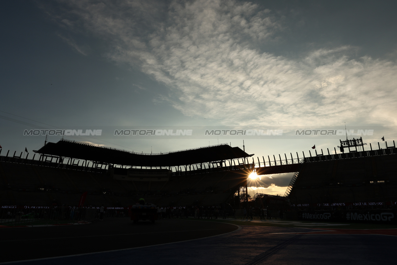 GP MESSICO, Circuit Atmosfera - sunset.

26.10.2023. Formula 1 World Championship, Rd 20, Mexican Grand Prix, Mexico City, Mexico, Preparation Day.

- www.xpbimages.com, EMail: requests@xpbimages.com © Copyright: Moy / XPB Images