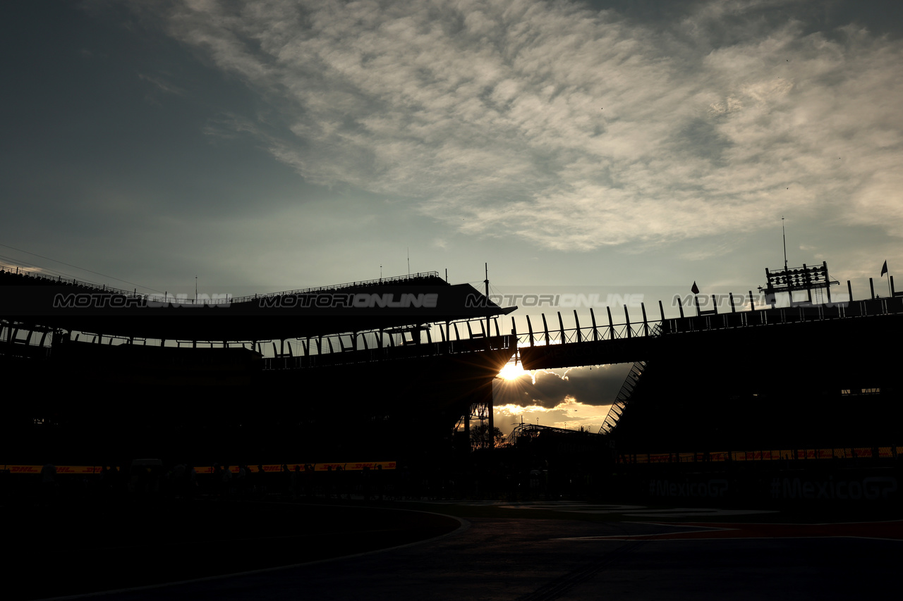 GP MESSICO, Circuit Atmosfera - sunset.

26.10.2023. Formula 1 World Championship, Rd 20, Mexican Grand Prix, Mexico City, Mexico, Preparation Day.

- www.xpbimages.com, EMail: requests@xpbimages.com © Copyright: Moy / XPB Images