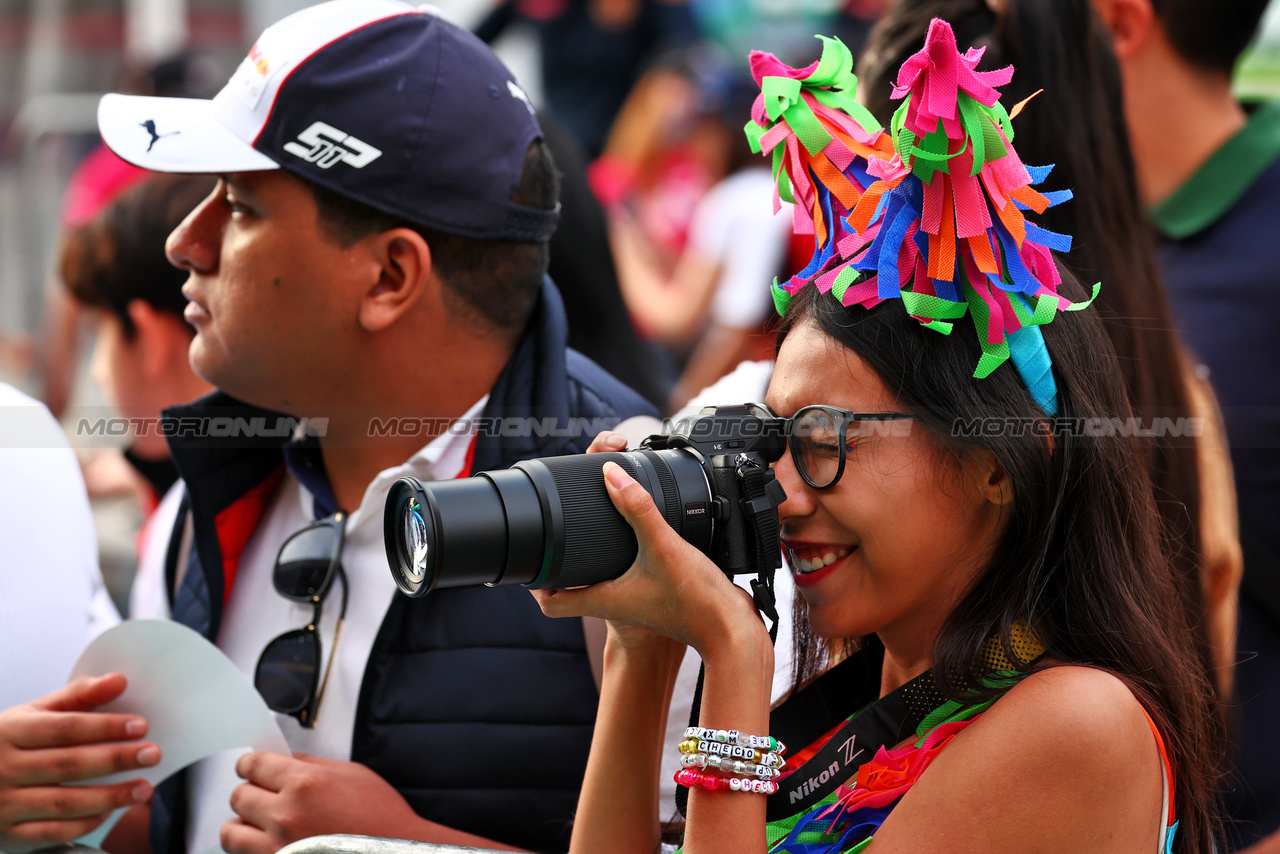GP MESSICO, Circuit Atmosfera - a fan with a cameras in the pits.

26.10.2023. Formula 1 World Championship, Rd 20, Mexican Grand Prix, Mexico City, Mexico, Preparation Day.

 - www.xpbimages.com, EMail: requests@xpbimages.com © Copyright: Coates / XPB Images