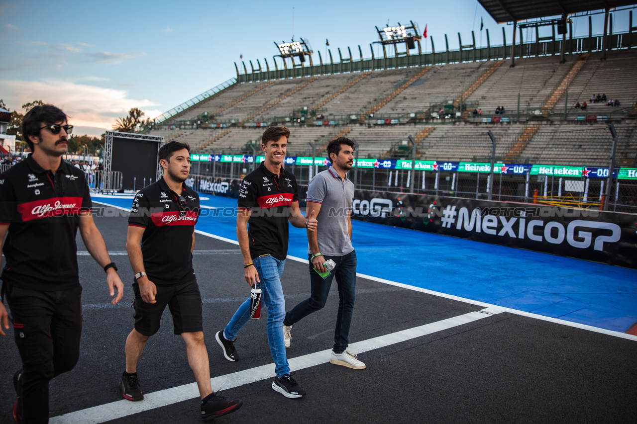 GP MESSICO, Theo Pourchaire (FRA) Alfa Romeo F1 Team Reserve Driver walks the circuit with the team.

26.10.2023. Formula 1 World Championship, Rd 20, Mexican Grand Prix, Mexico City, Mexico, Preparation Day.

- www.xpbimages.com, EMail: requests@xpbimages.com © Copyright: Bearne / XPB Images