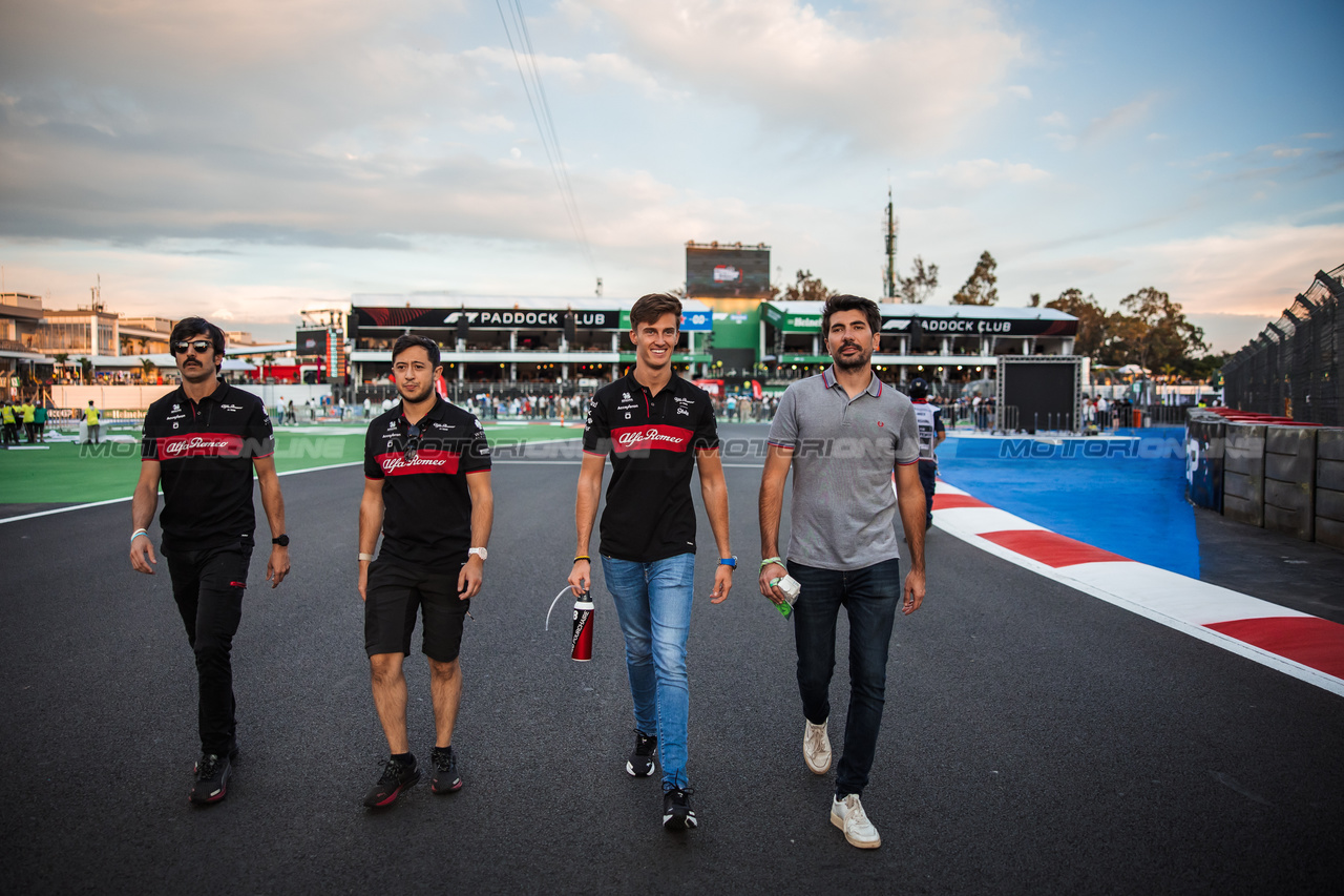 GP MESSICO, Theo Pourchaire (FRA) Alfa Romeo F1 Team Reserve Driver walks the circuit with the team.

26.10.2023. Formula 1 World Championship, Rd 20, Mexican Grand Prix, Mexico City, Mexico, Preparation Day.

- www.xpbimages.com, EMail: requests@xpbimages.com © Copyright: Bearne / XPB Images