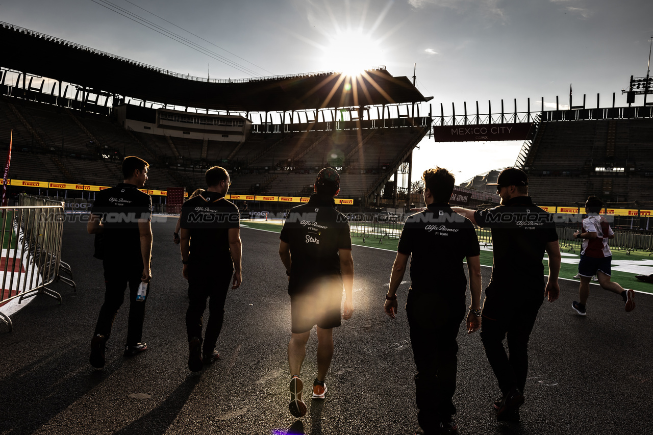 GP MESSICO, Zhou Guanyu (CHN) Alfa Romeo F1 Team walks the circuit with the team.

26.10.2023. Formula 1 World Championship, Rd 20, Mexican Grand Prix, Mexico City, Mexico, Preparation Day.

- www.xpbimages.com, EMail: requests@xpbimages.com © Copyright: Bearne / XPB Images