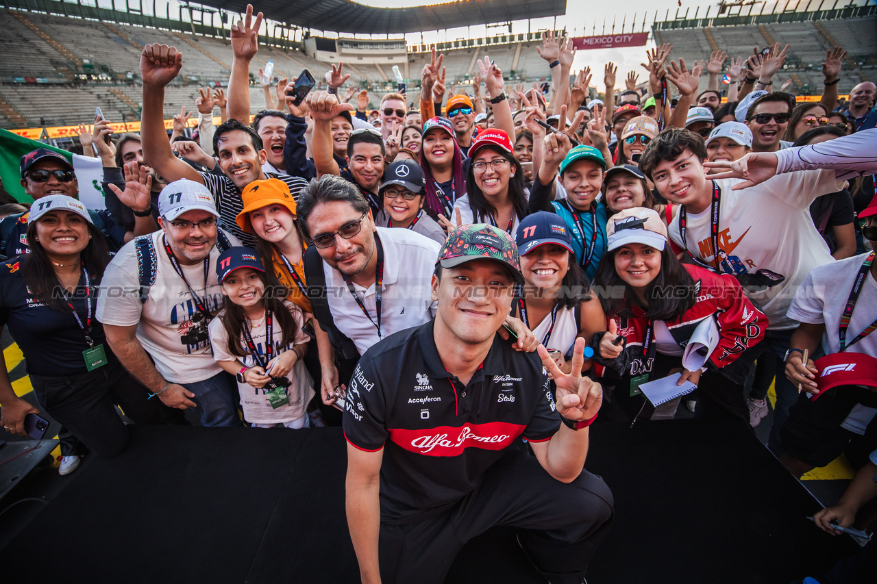 GP MESSICO, Zhou Guanyu (CHN) Alfa Romeo F1 Team with fans at Fans F1 Experiences Live.

26.10.2023. Formula 1 World Championship, Rd 20, Mexican Grand Prix, Mexico City, Mexico, Preparation Day.

- www.xpbimages.com, EMail: requests@xpbimages.com © Copyright: Bearne / XPB Images