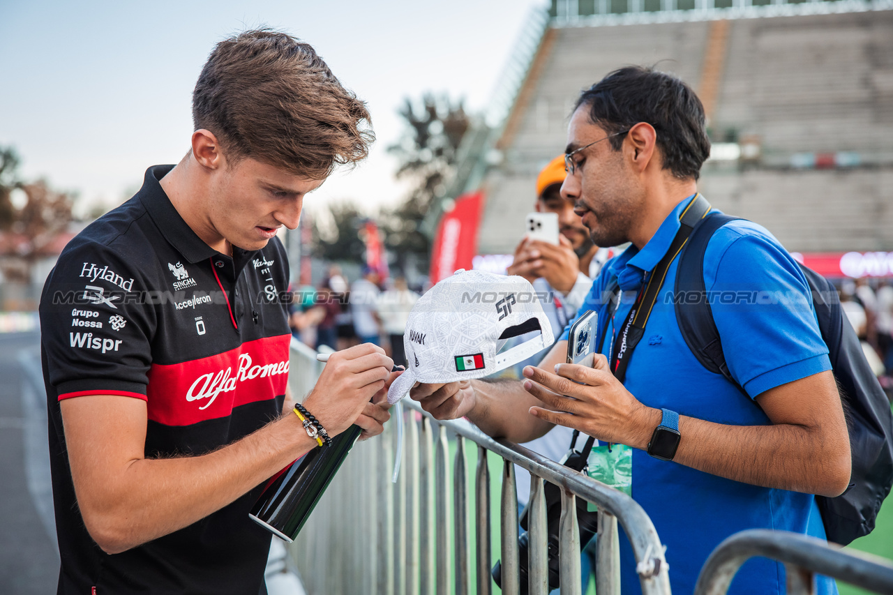 GP MESSICO, Theo Pourchaire (FRA) Alfa Romeo F1 Team Reserve Driver with fan.

26.10.2023. Formula 1 World Championship, Rd 20, Mexican Grand Prix, Mexico City, Mexico, Preparation Day.

- www.xpbimages.com, EMail: requests@xpbimages.com © Copyright: Bearne / XPB Images