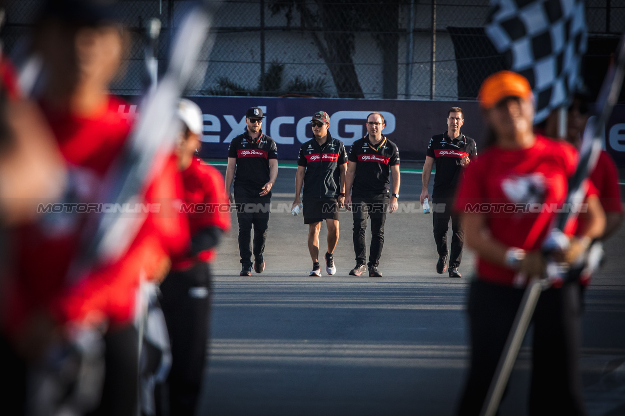 GP MESSICO, Zhou Guanyu (CHN) Alfa Romeo F1 Team walks the circuit with the team.

26.10.2023. Formula 1 World Championship, Rd 20, Mexican Grand Prix, Mexico City, Mexico, Preparation Day.

- www.xpbimages.com, EMail: requests@xpbimages.com © Copyright: Bearne / XPB Images