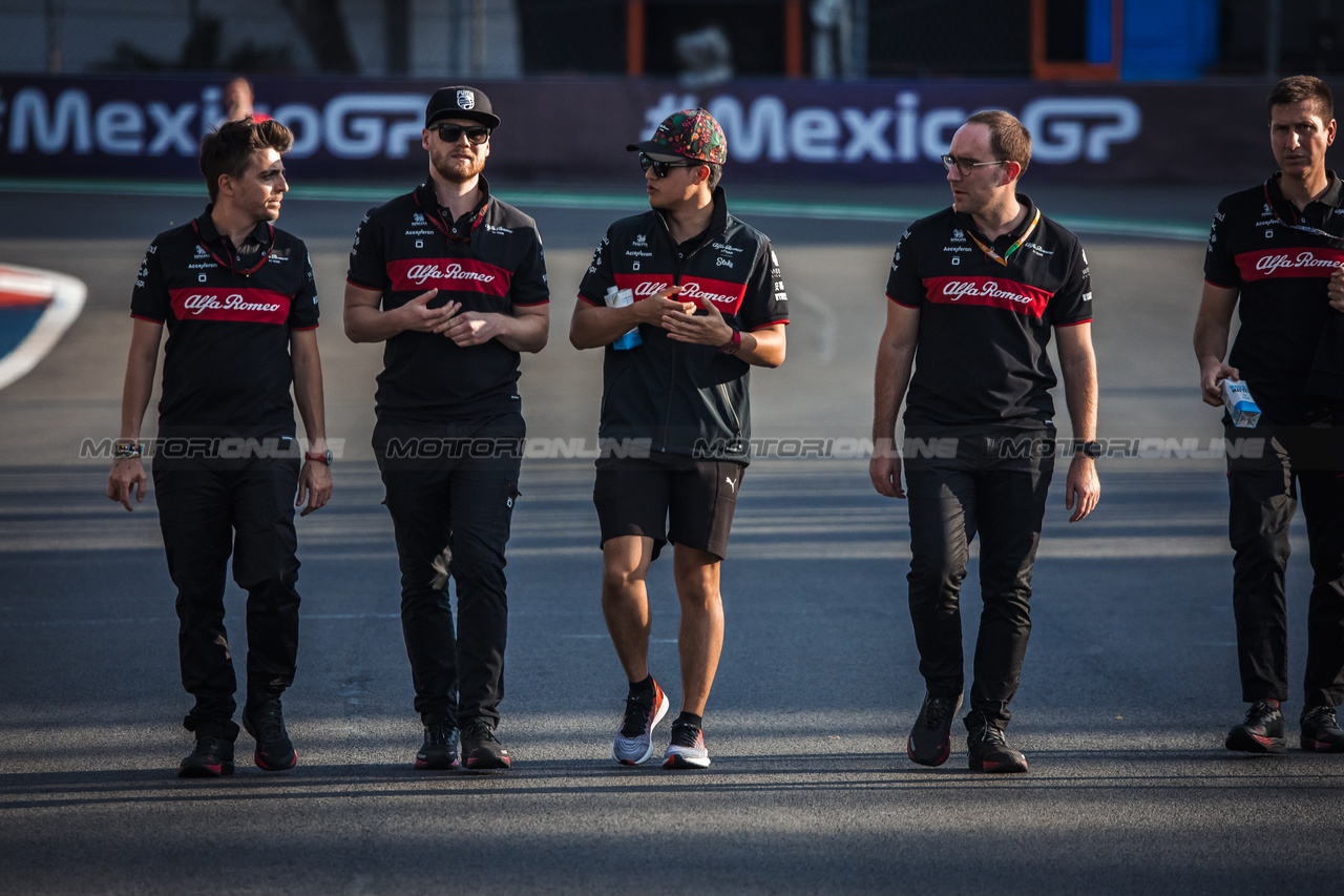 GP MESSICO, Zhou Guanyu (CHN) Alfa Romeo F1 Team walks the circuit with the team.

26.10.2023. Formula 1 World Championship, Rd 20, Mexican Grand Prix, Mexico City, Mexico, Preparation Day.

- www.xpbimages.com, EMail: requests@xpbimages.com © Copyright: Bearne / XPB Images