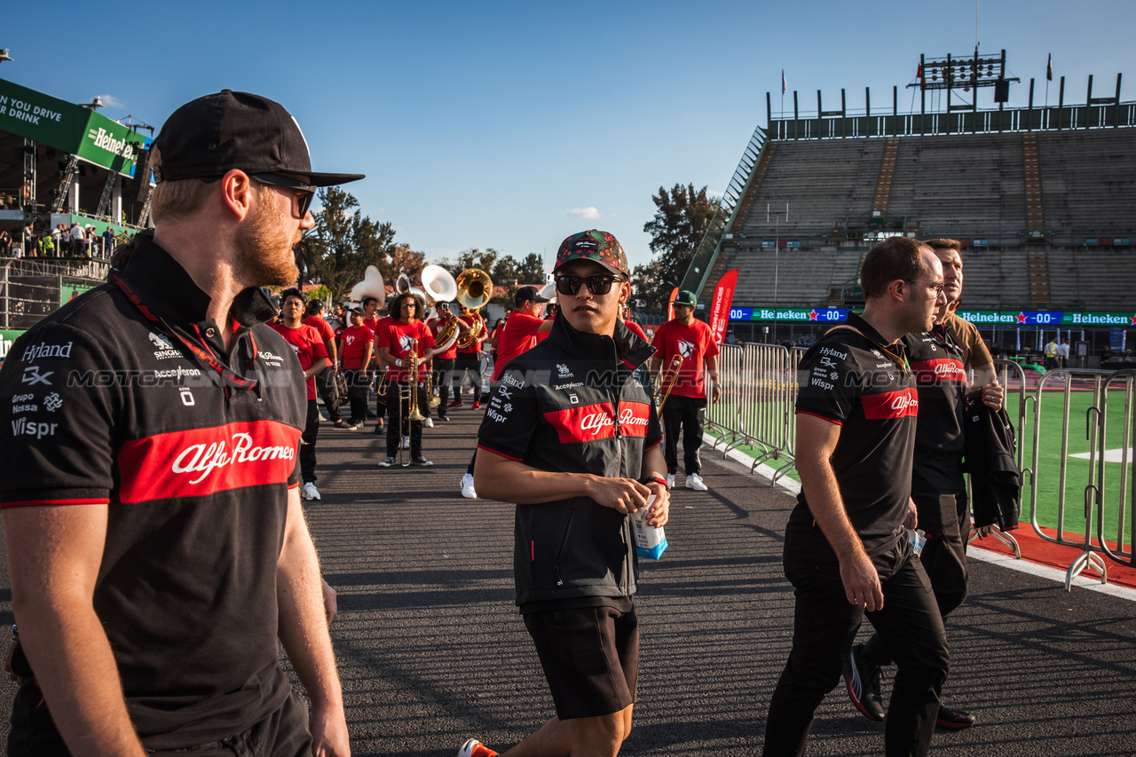 GP MESSICO, Zhou Guanyu (CHN) Alfa Romeo F1 Team walks the circuit with the team.

26.10.2023. Formula 1 World Championship, Rd 20, Mexican Grand Prix, Mexico City, Mexico, Preparation Day.

- www.xpbimages.com, EMail: requests@xpbimages.com © Copyright: Bearne / XPB Images