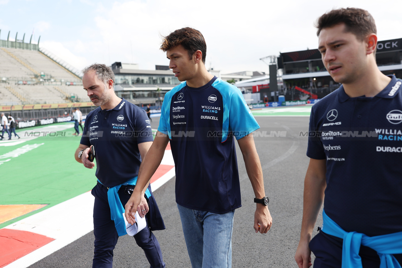 GP MESSICO, Alexander Albon (THA) Williams Racing walks the circuit with James Urwin (GBR) Williams Racing Gara Engineer.

26.10.2023. Formula 1 World Championship, Rd 20, Mexican Grand Prix, Mexico City, Mexico, Preparation Day.

- www.xpbimages.com, EMail: requests@xpbimages.com © Copyright: Bearne / XPB Images