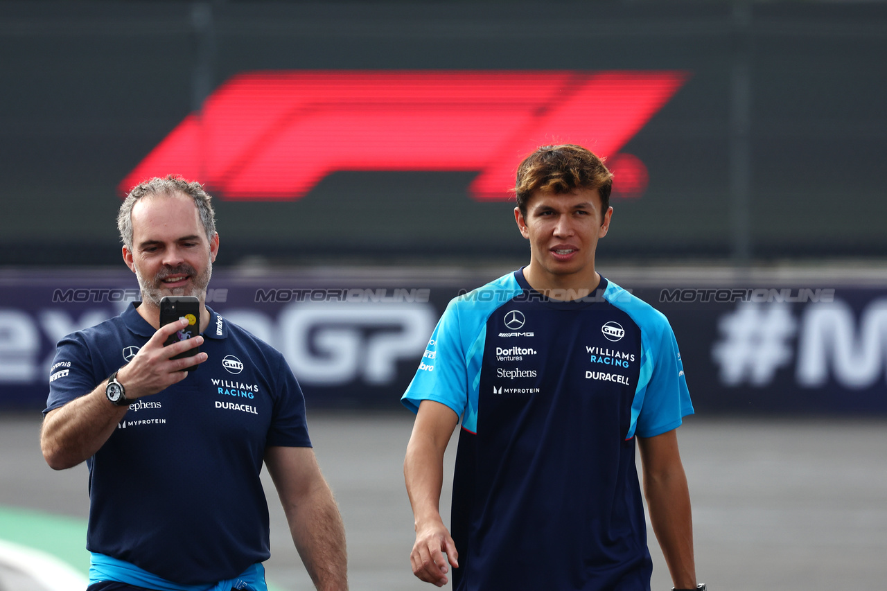 GP MESSICO, Alexander Albon (THA) Williams Racing walks the circuit with James Urwin (GBR) Williams Racing Gara Engineer.

26.10.2023. Formula 1 World Championship, Rd 20, Mexican Grand Prix, Mexico City, Mexico, Preparation Day.

- www.xpbimages.com, EMail: requests@xpbimages.com © Copyright: Bearne / XPB Images