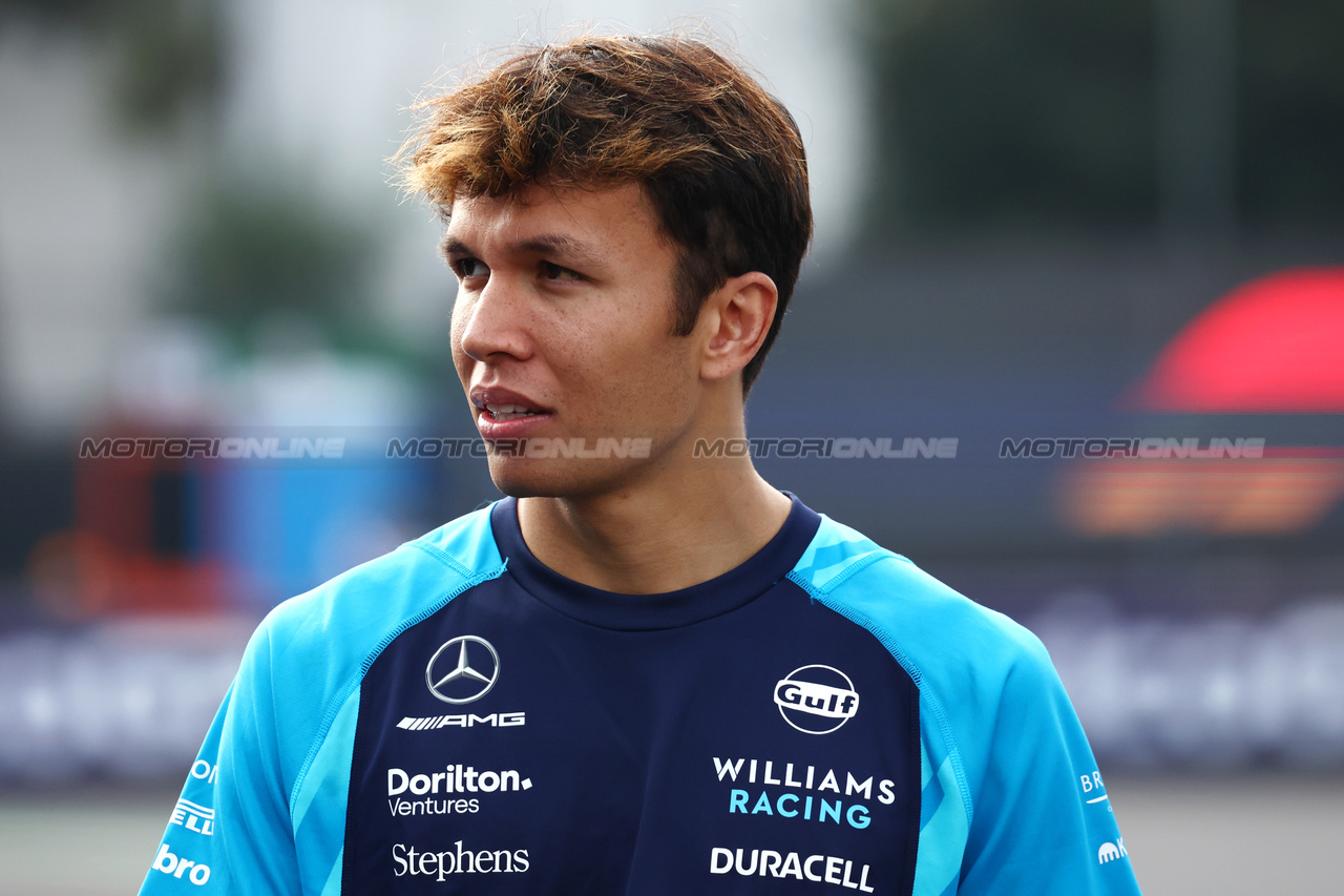 GP MESSICO, Alexander Albon (THA) Williams Racing walks the circuit.

26.10.2023. Formula 1 World Championship, Rd 20, Mexican Grand Prix, Mexico City, Mexico, Preparation Day.

- www.xpbimages.com, EMail: requests@xpbimages.com © Copyright: Bearne / XPB Images