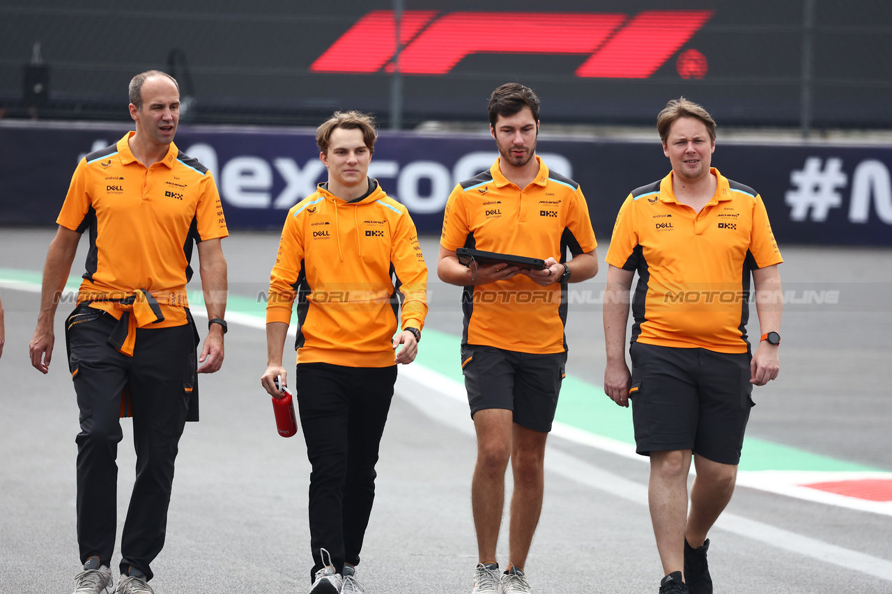 GP MESSICO, Lando Norris (GBR) McLaren walks the circuit with the team.

26.10.2023. Formula 1 World Championship, Rd 20, Mexican Grand Prix, Mexico City, Mexico, Preparation Day.

- www.xpbimages.com, EMail: requests@xpbimages.com © Copyright: Bearne / XPB Images