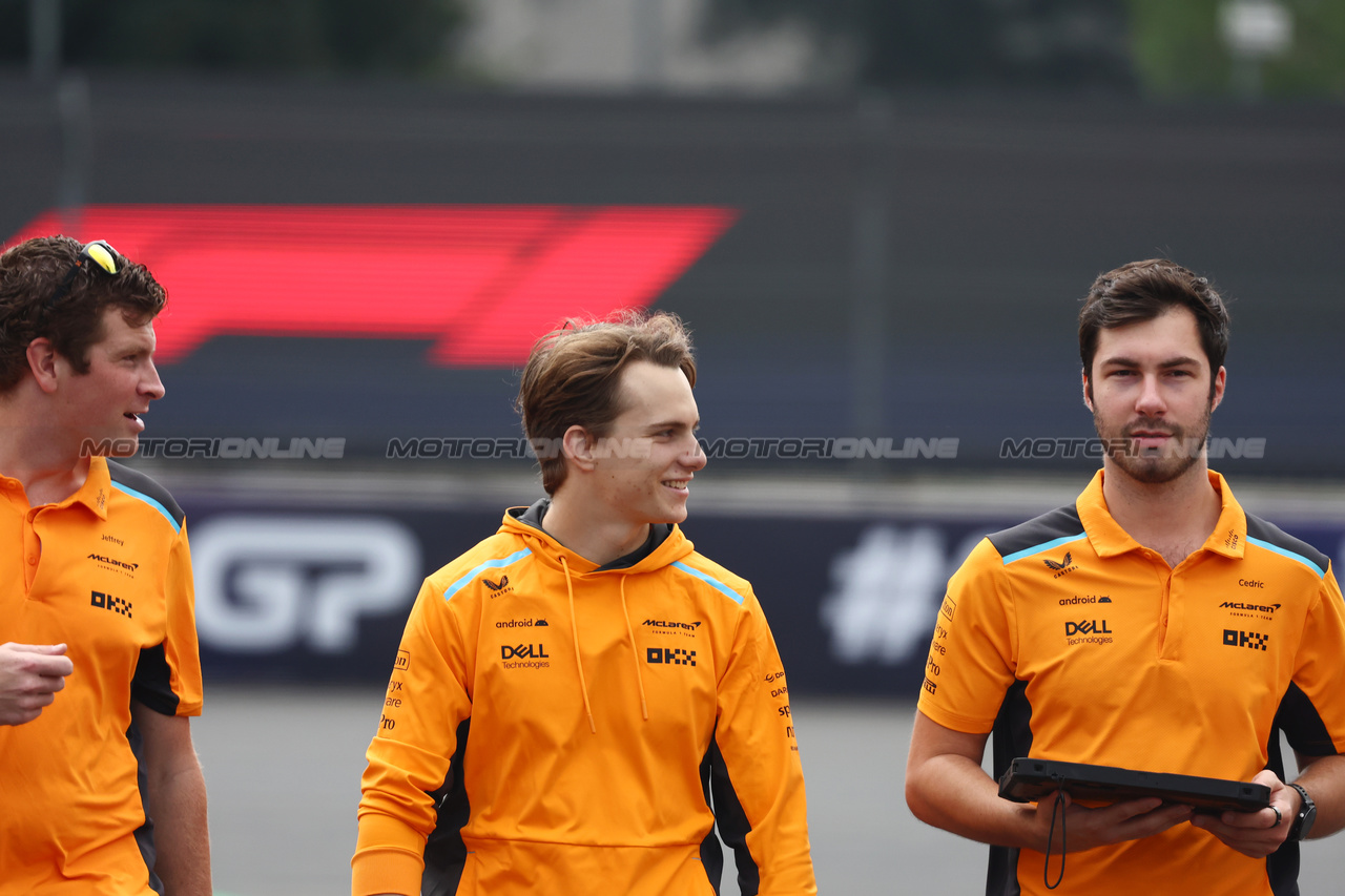 GP MESSICO, Lando Norris (GBR) McLaren walks the circuit with the team.

26.10.2023. Formula 1 World Championship, Rd 20, Mexican Grand Prix, Mexico City, Mexico, Preparation Day.

- www.xpbimages.com, EMail: requests@xpbimages.com © Copyright: Bearne / XPB Images