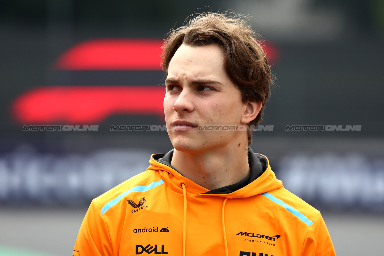 GP MESSICO, Lando Norris (GBR) McLaren walks the circuit.

26.10.2023. Formula 1 World Championship, Rd 20, Mexican Grand Prix, Mexico City, Mexico, Preparation Day.

- www.xpbimages.com, EMail: requests@xpbimages.com © Copyright: Bearne / XPB Images