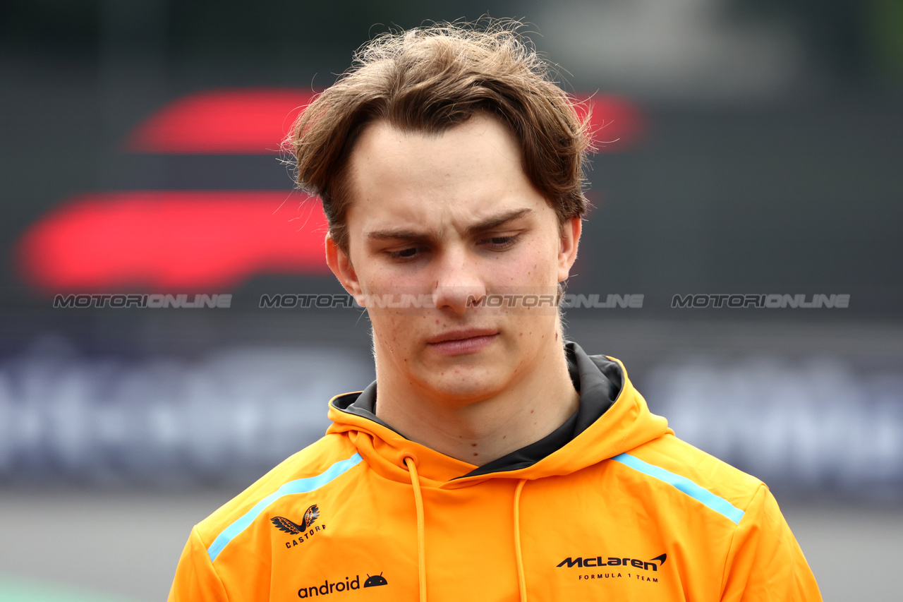 GP MESSICO, Lando Norris (GBR) McLaren walks the circuit.

26.10.2023. Formula 1 World Championship, Rd 20, Mexican Grand Prix, Mexico City, Mexico, Preparation Day.

- www.xpbimages.com, EMail: requests@xpbimages.com © Copyright: Bearne / XPB Images