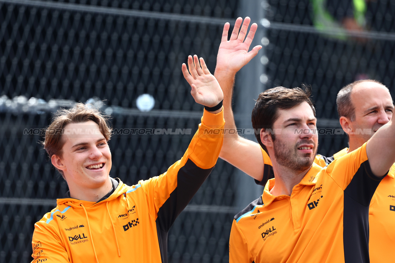 GP MESSICO, Lando Norris (GBR) McLaren walks the circuit with the team.

26.10.2023. Formula 1 World Championship, Rd 20, Mexican Grand Prix, Mexico City, Mexico, Preparation Day.

- www.xpbimages.com, EMail: requests@xpbimages.com © Copyright: Bearne / XPB Images
