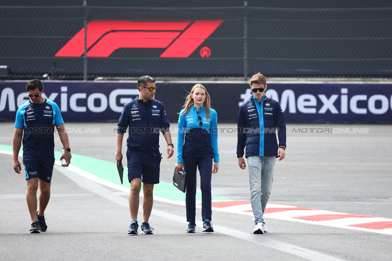 GP MESSICO, Logan Sargeant (USA) Williams Racing walks the circuit with Ed Regan (GBR) Williams Racing Engineer; Ben Jacobs (AUS) Williams Racing Personal Trainer; e Elizabeth Wood Boyer (GBR) Williams Racing Performance Engineer.

26.10.2023. Formula 1 World Championship, Rd 20, Mexican Grand Prix, Mexico City, Mexico, Preparation Day.

- www.xpbimages.com, EMail: requests@xpbimages.com © Copyright: Bearne / XPB Images